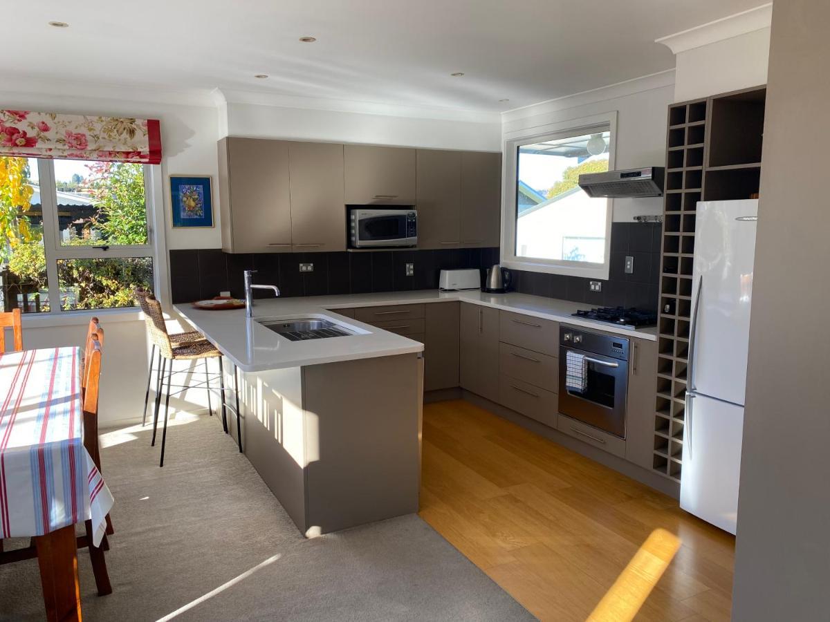Amazing Aubrey, Walk To Bremner Bay Villa Wanaka Exterior photo